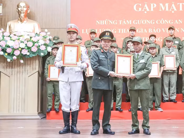 Gặp Tổ trưởng Tổ bảo vệ ANTT khu phố tiêu biểu -0