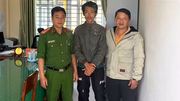 Công an xã giúp thanh niên mất trí nhớ, đi lạc về với gia đình