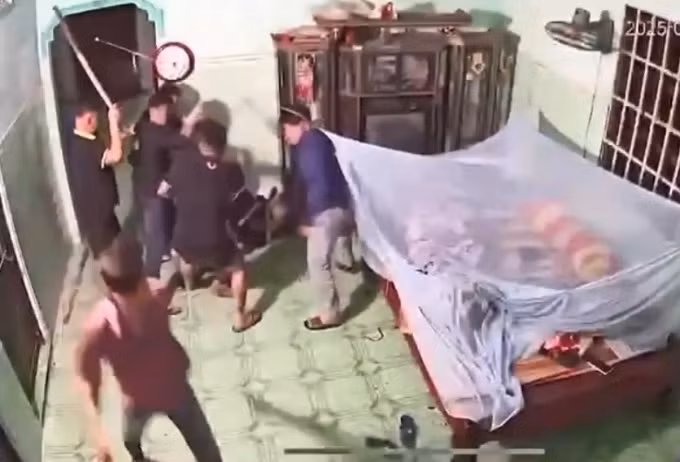 Truy xét 5 đối tượng xông vào giường ngủ chém người -0