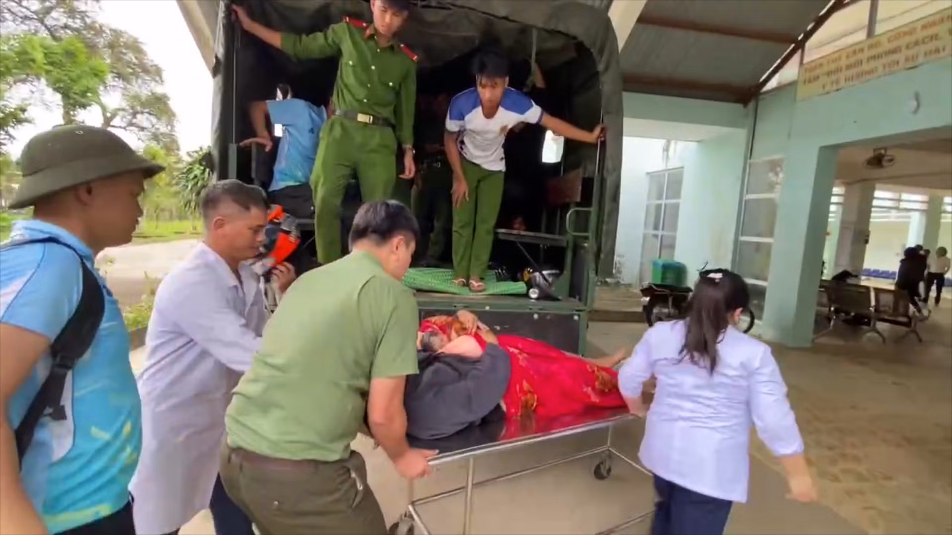 Quảng Ngãi: Trên đường giúp dân làm nhà, các chiến sĩ Công an giúp sản phụ đỡ đẻ -0