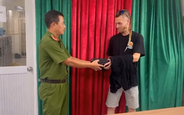 Du khách Bỉ được Công an hỗ trợ tìm lại tài sản để quên trên taxi -0