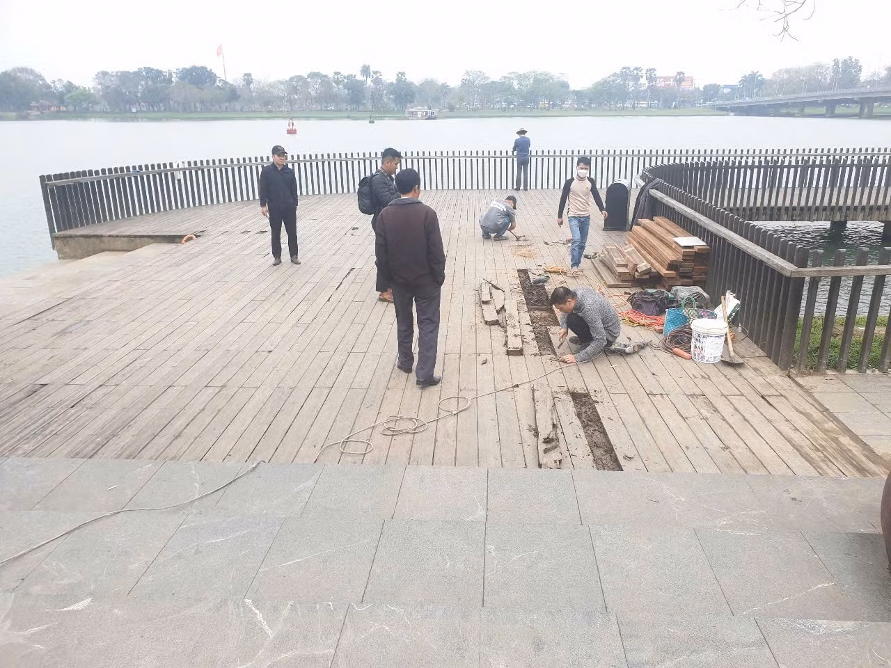 Sau 7 năm đưa vào sử dụng xuất hiện những thanh gỗ lim bị hư hỏng trên cầu đi bộ gỗ lim dọc sông Hương -0