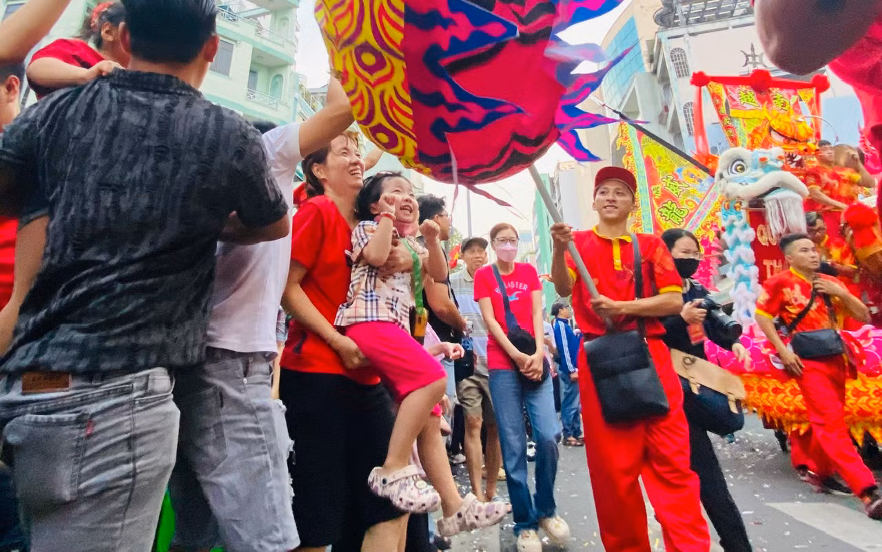Người lớn, trẻ em thích thú rờ đầu lân, đầu rồng trong lễ hội Tết Nguyên tiêu ở Chợ Lớn -6
