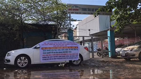 Học viên và giáo viên một trường lái xe kêu cứu