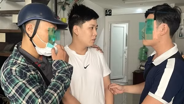 Tên trộm trốn truy nã bị bắt trong lúc dẫn bạn gái về quê