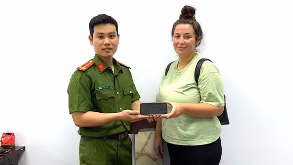 Trả lại chiếc Iphone của du khách Pháp đánh rơi trên xe Grab