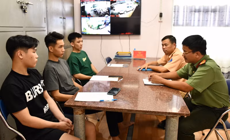 Khởi tố nhóm đối tượng chạy xe “bốc đầu, biểu diễn” trên Quốc lộ 1 -0