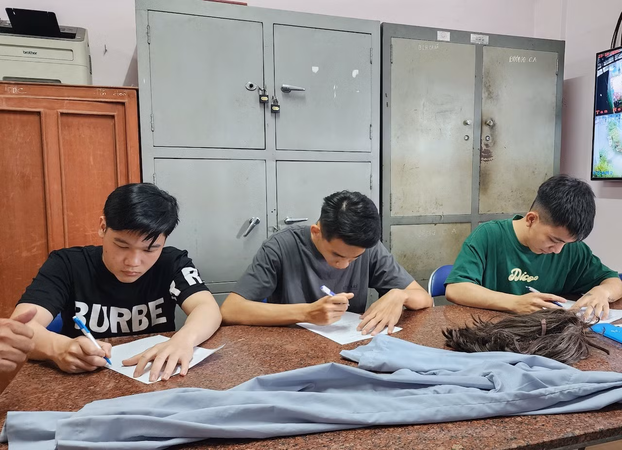 Nhóm thanh niên chạy xe một bánh 
