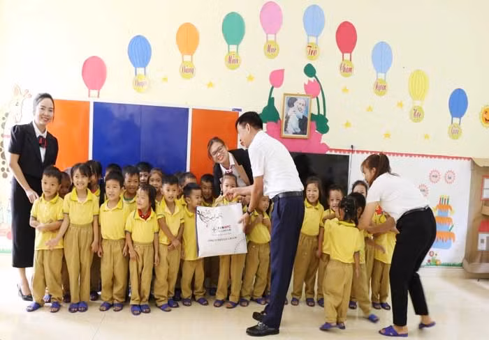 Điện lực Lào Cai đồng hành xây dựng nông thôn mới -0