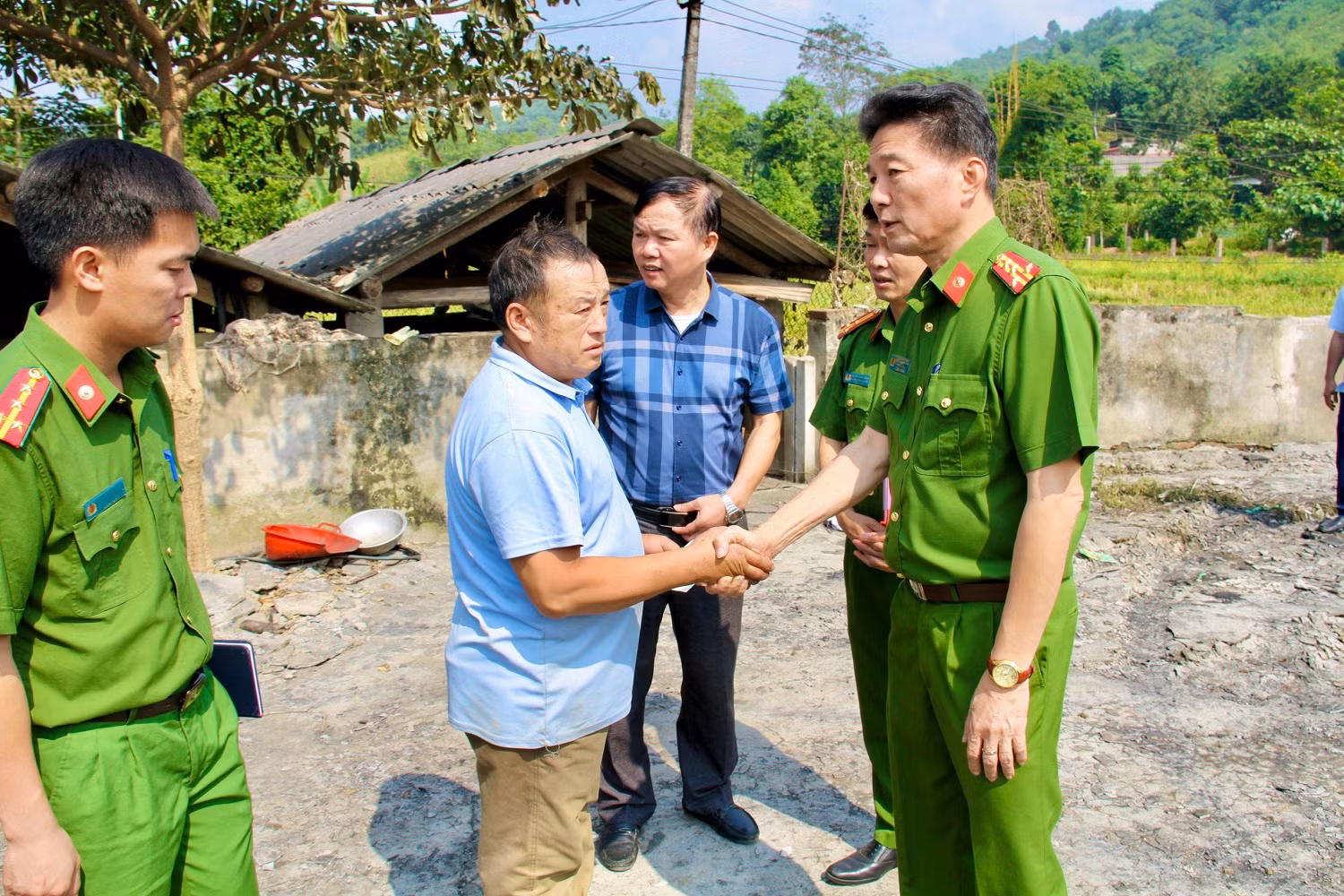 Công an tỉnh Lào Cai thăm hỏi, động viên gia đình nạn nhân 3 tuổi&nbsp;thiệt mạng do hoả hoạn -0