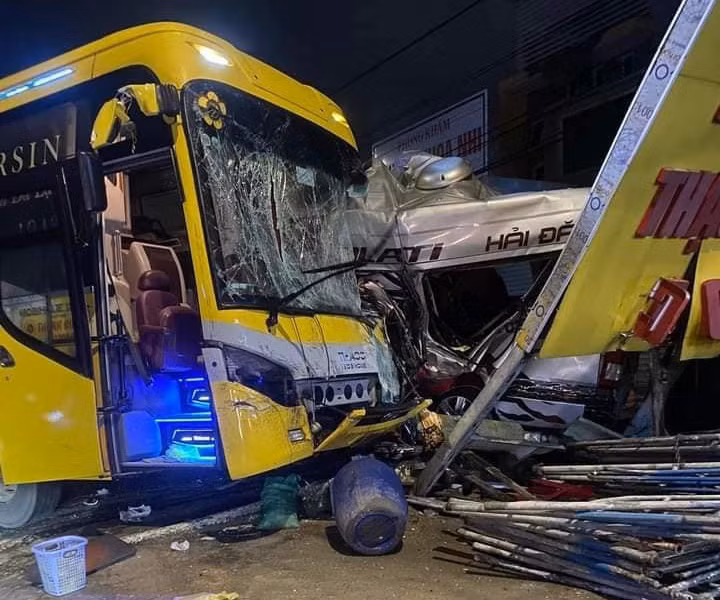 Tai nạn nghiêm trọng giữa 2 xe khách trên quốc lộ lúc rạng sáng khiến 4 người chết tại chỗ -0