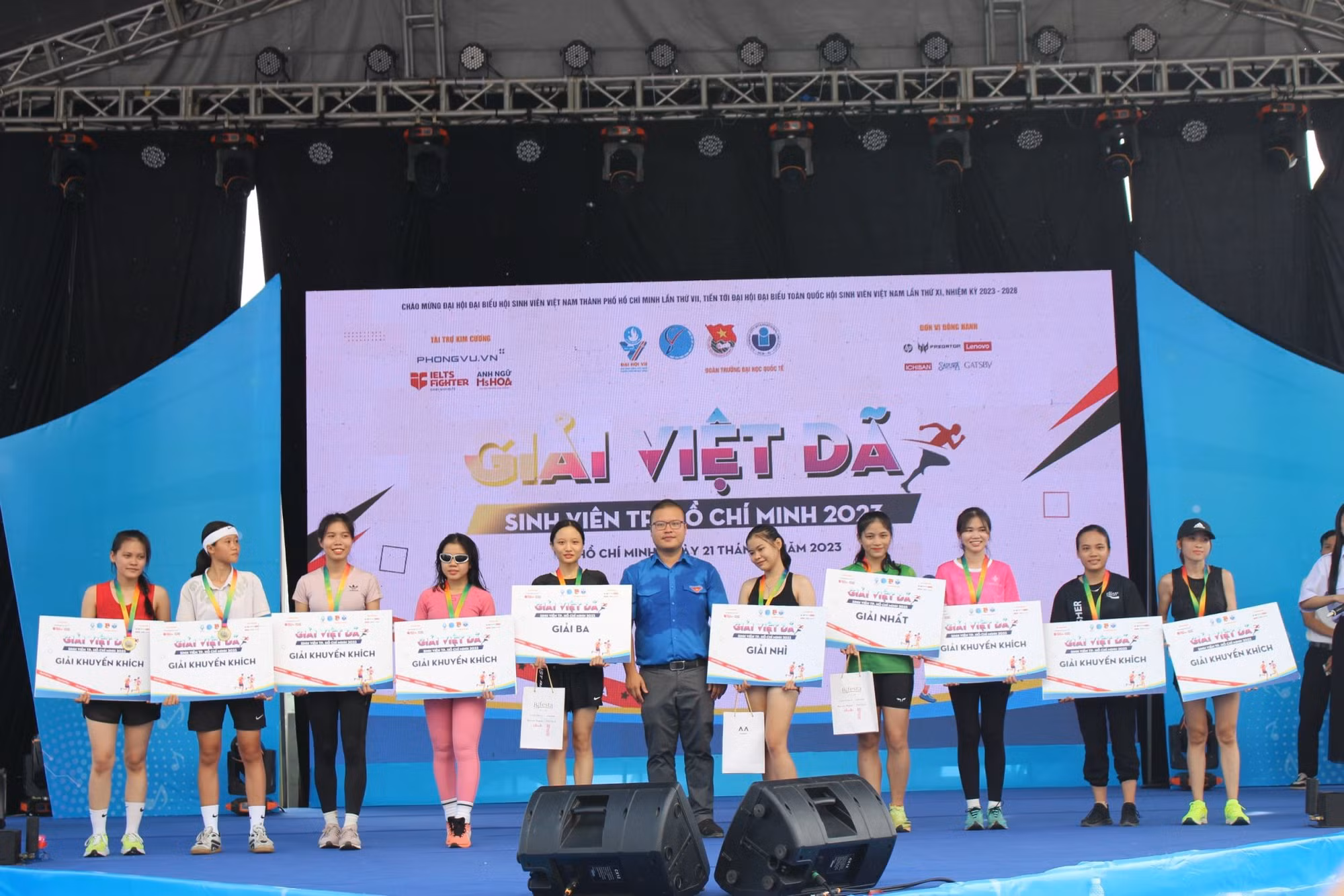 Trao 52 suất học bổng gần 500 triệu đồng tại Ngày hội Tân sinh viên -0