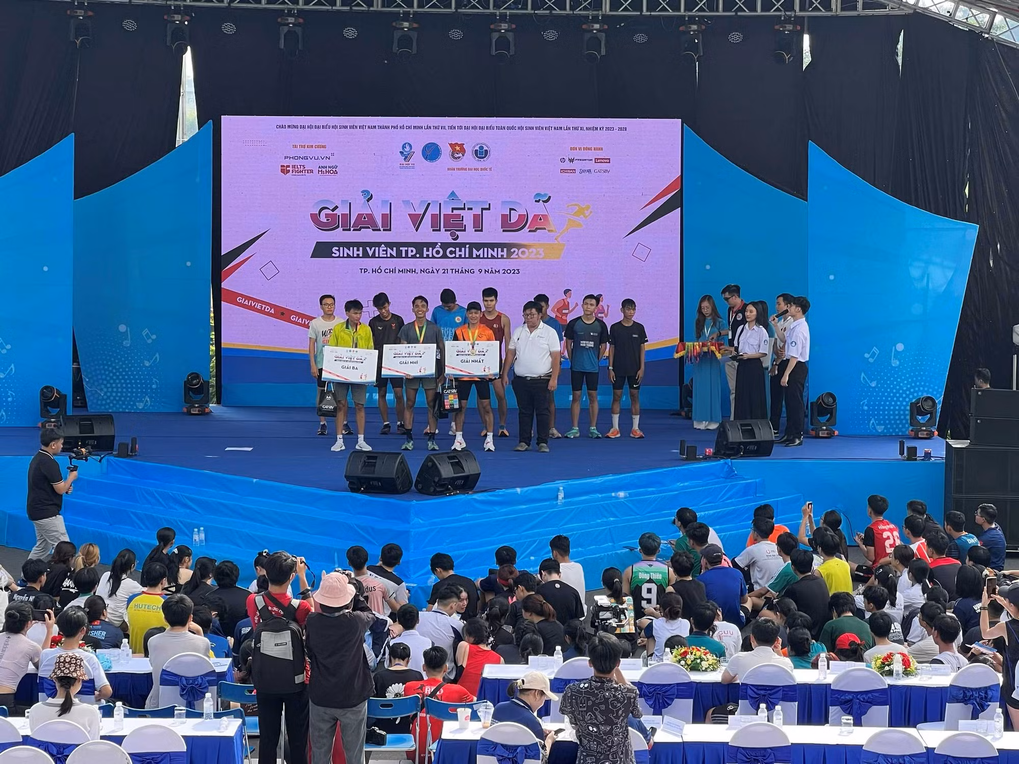 Trao 52 suất học bổng gần 500 triệu đồng tại Ngày hội Tân sinh viên -0
