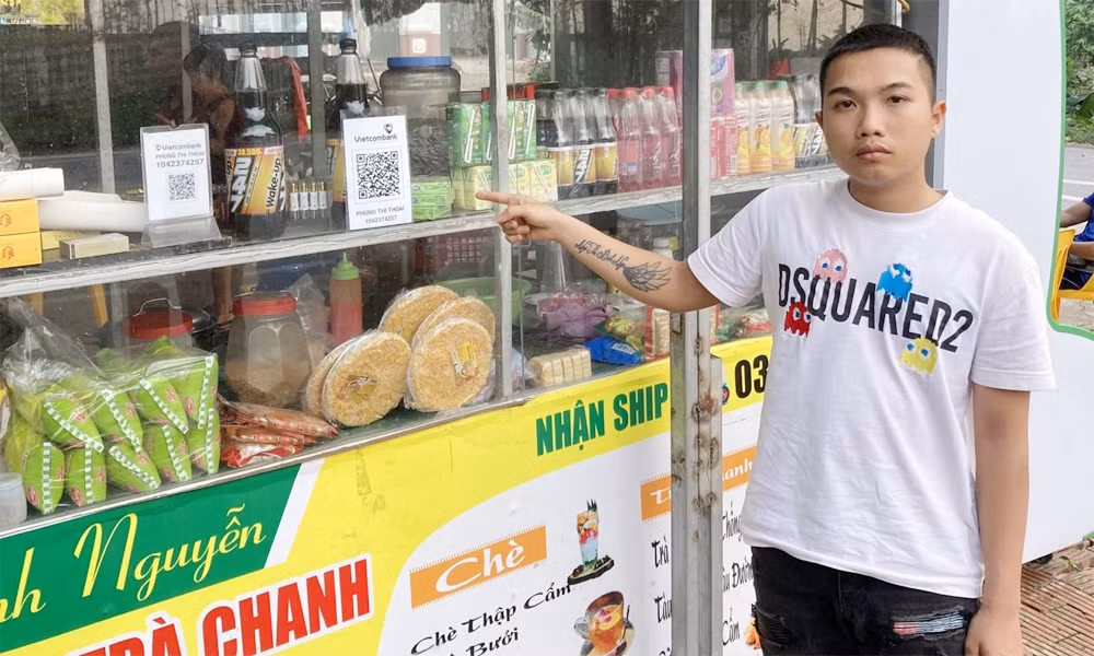Bắt đối tượng lừa dán đè QR code tại các cửa hàng để chiếm đoạt tiền -0