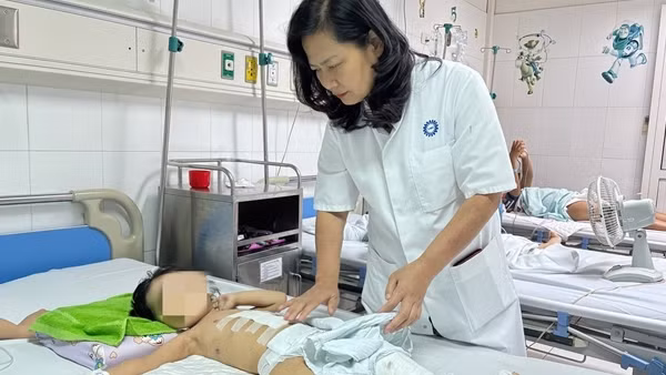 Bé gái 3 tuổi bị xe công nông cán qua người hồi phục kỳ diệu