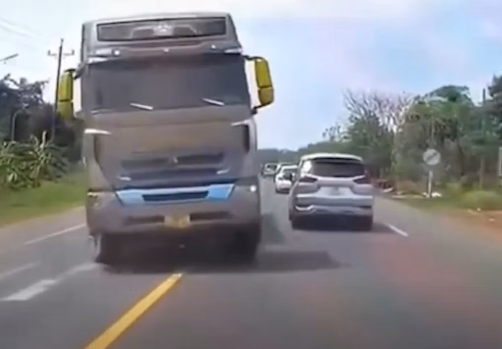 Xử lý nghiêm tài xế xe ô tô coi thường tính mạng người khác -0