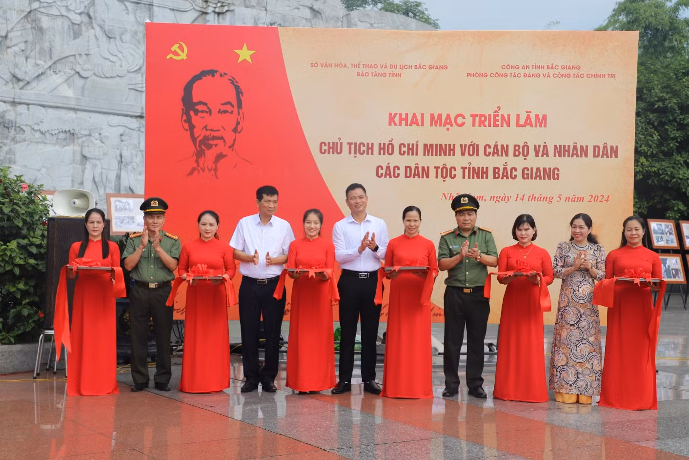 Khai mạc triển lãm với chủ đề “Chủ tịch Hồ Chí Minh với cán bộ và nhân dân các dân tộc tỉnh Bắc Giang” -0