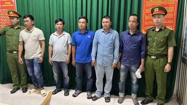 Bắt thêm 11 đối tượng trong vụ khai thác cát trái phép quy mô lớn