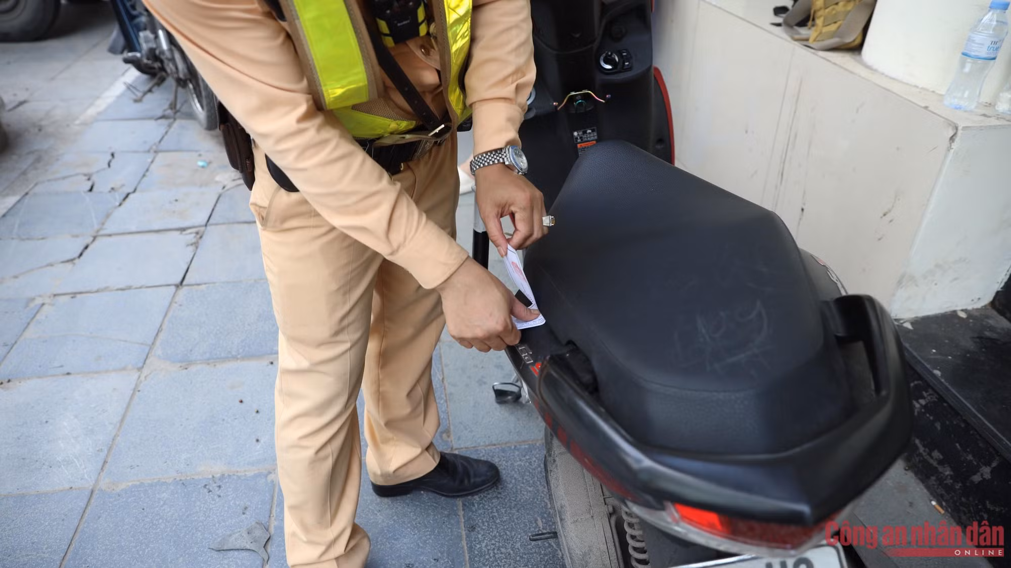 Bị CSGT phát hiện vi phạm nồng độ cồn, tài xế nói chỉ ăn nửa cân mận ảnh 5 Bị CSGT phát hiện vi phạm nồng độ cồn, tài xế nói chỉ ăn nửa cân mận -0