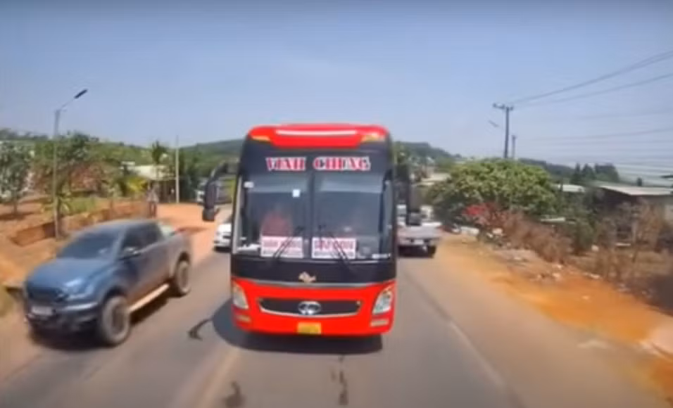 Xử lý nghiêm tài xế xe ô tô coi thường tính mạng người khác -0