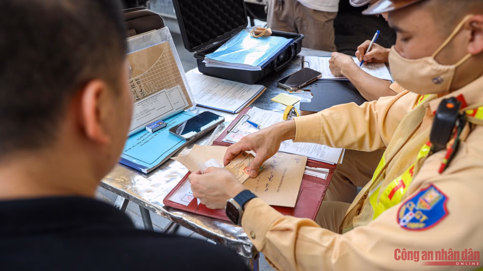 Bị CSGT phát hiện vi phạm nồng độ cồn, tài xế nói chỉ ăn nửa cân mận ảnh 4 Bị CSGT phát hiện vi phạm nồng độ cồn, tài xế nói chỉ ăn nửa cân mận -0
