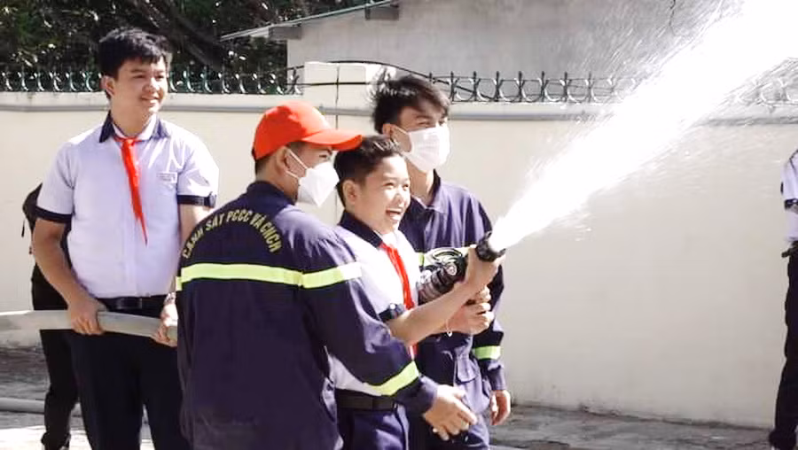  Học sinh Ninh Thuận hào hứng “Trải nghiệm lính cứu hỏa” -0