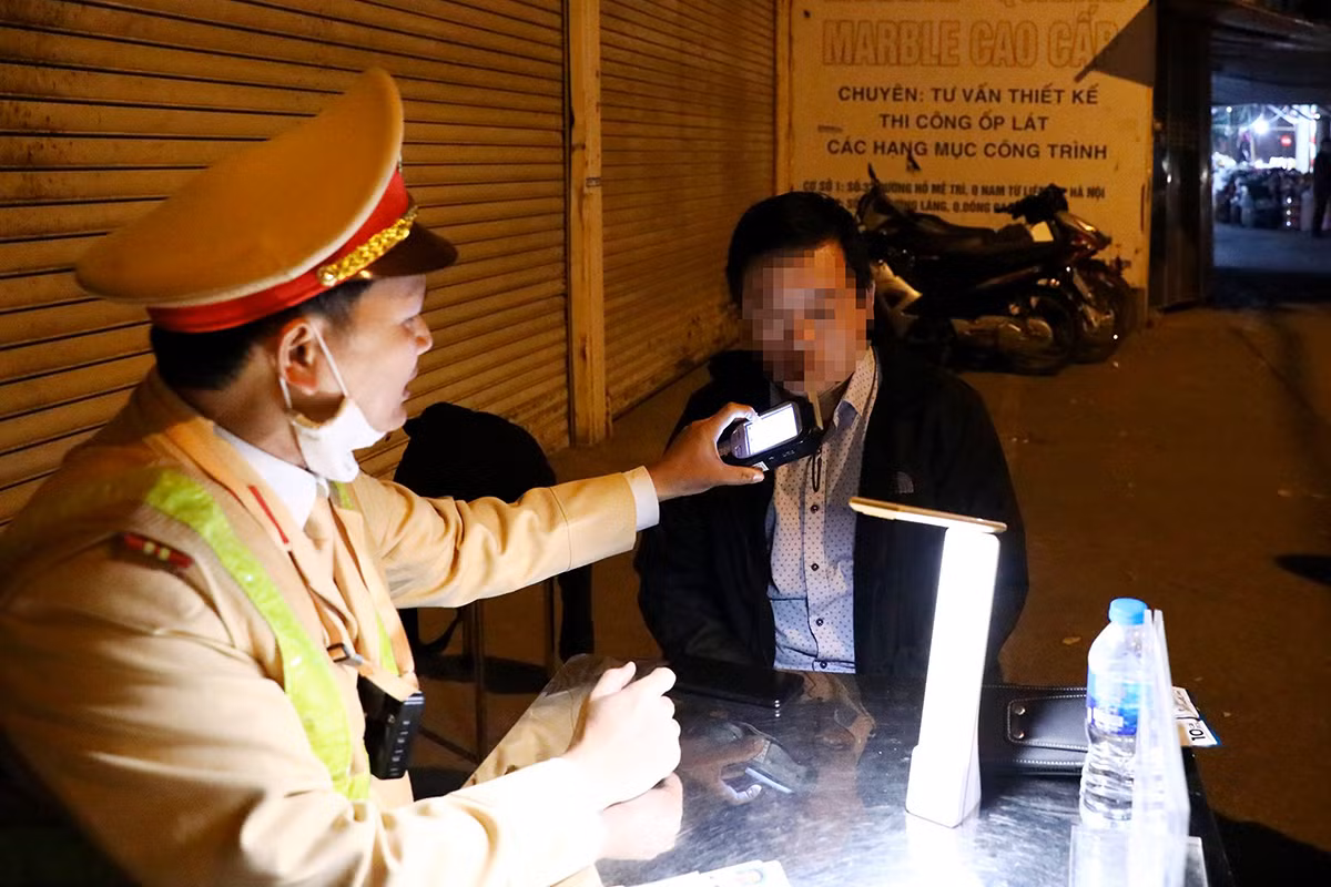 Liên tục gọi điện “cầu cứu” khi bị kiểm tra nồng độ cồn -0