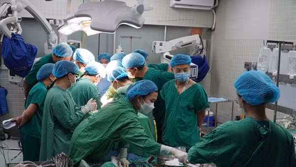 Trắng đêm ghép tạng xuyên Việt trước Ngày Thầy thuốc Việt Nam