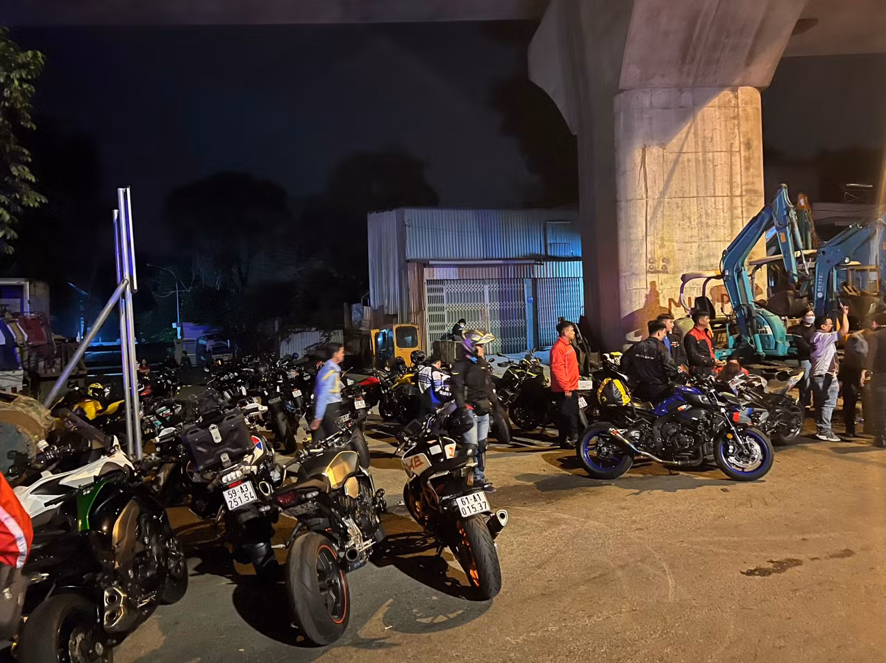 Bắt hơn 100 mô tô phân khối lớn lưu thông thành đoàn trong đường cấm -1