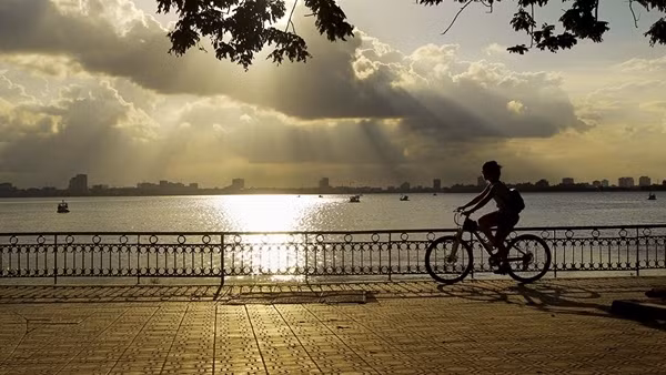 Mưa lớn ở vùng núi Bắc Bộ, miền Trung nắng nóng ảnh 2