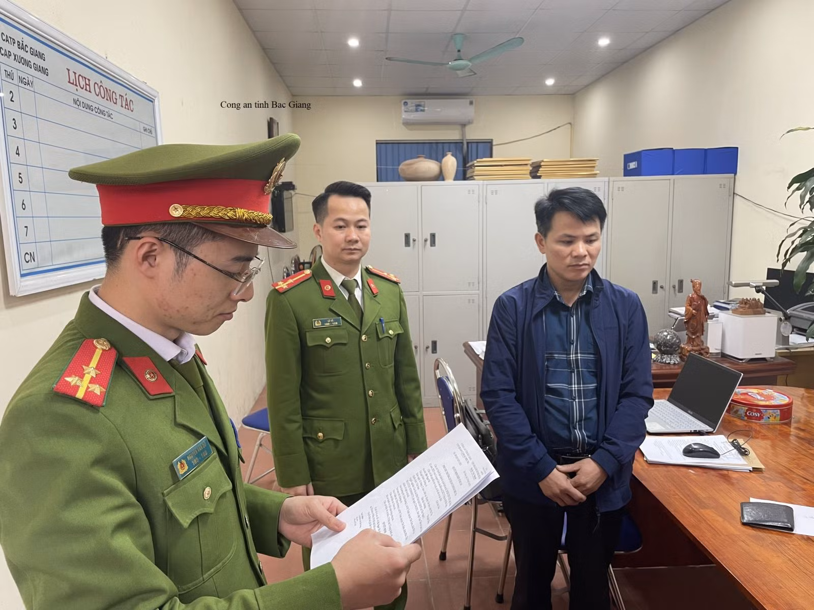 Lập khống hồ sơ gỗ, Hạt trưởng kiểm lâm và 2 Phó chủ tịch xã bị khởi tố -0