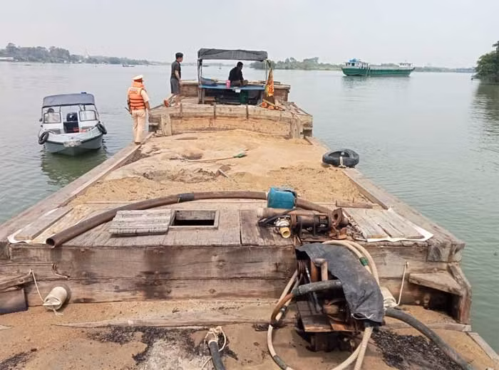 Bắt giữ 1 phương tiện vận chuyển 50m3 cát trái phép trên Sông Đồng Nai -1