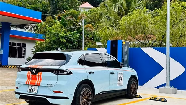 Chủ nhân VinFast VF 8 rủ nhau xuyên Việt nhằm thử thách ô tô điện