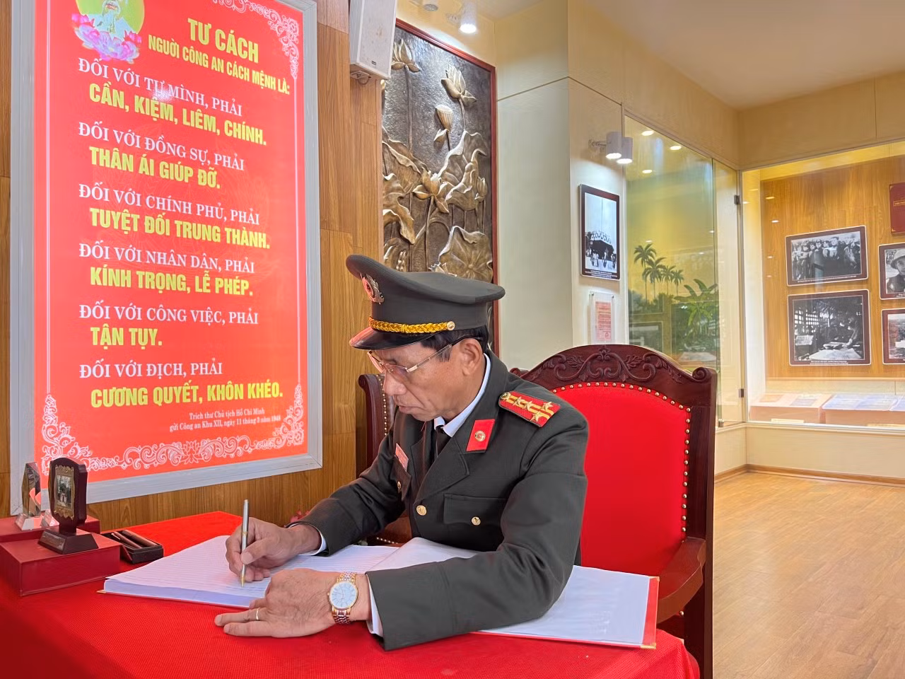 Công an tỉnh Bà Rịa-Vũng Tàu báo công dâng Bác tại Khu lưu niệm Sáu điều Bác Hồ dạy CAND -0