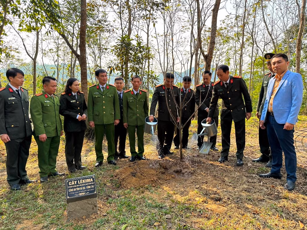 Công an tỉnh Bà Rịa-Vũng Tàu báo công dâng Bác tại Khu lưu niệm Sáu điều Bác Hồ dạy CAND -0