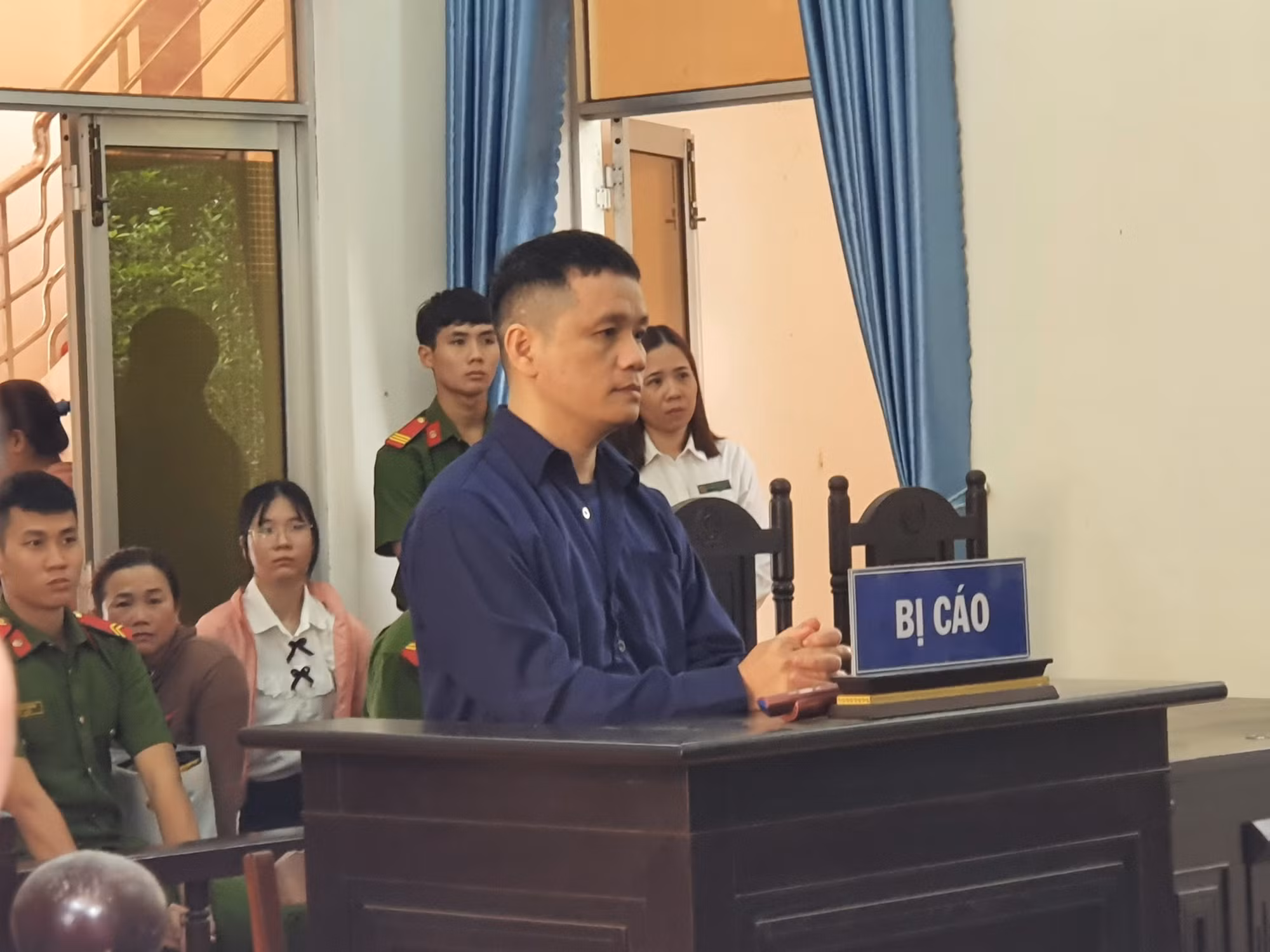Chiếm đoạt tiền của người nhà phạm nhân, cựu Đại úy Công an lĩnh án -0