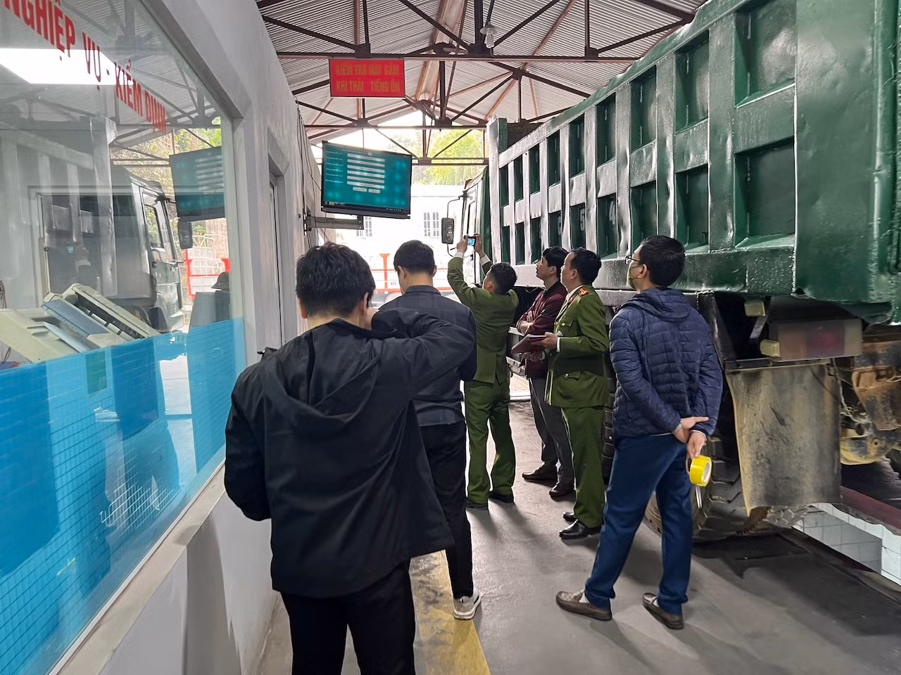 Khởi tố Phó Giám đốc Trung tâm đăng kiểm xe cơ giới 24-01D Lào Cai về hành vi nhận hối lộ -0