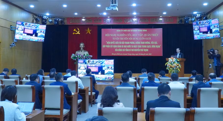 Giới thiệu cuốn sách về đấu tranh phòng, chống tham nhũng, tiêu cực của Tổng Bí thư Nguyễn Phú Trọng -0