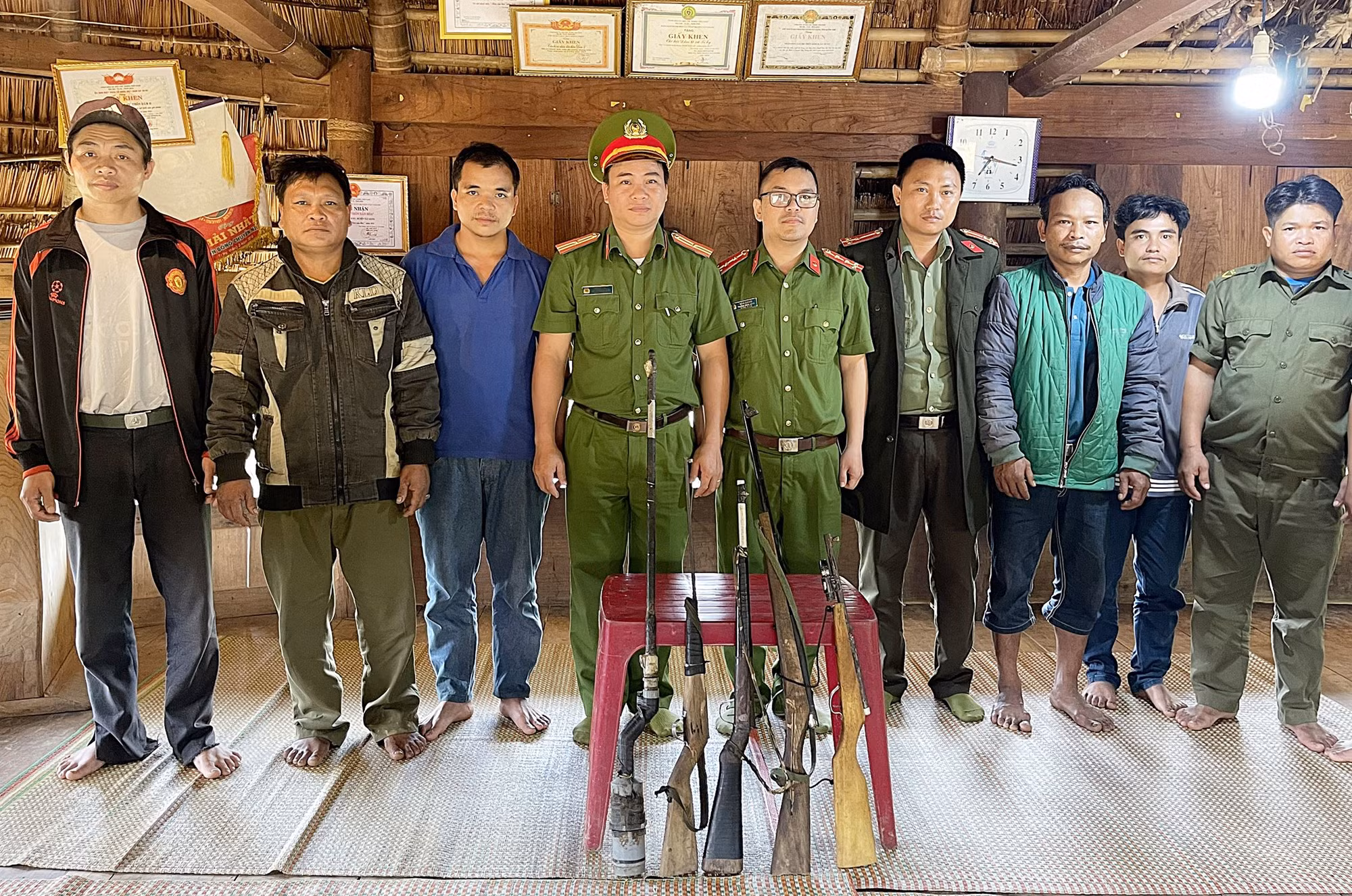 Phát huy vai trò già làng vận động, thu hồi vũ khí, vật liệu nổ -0