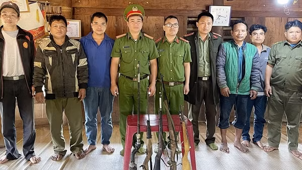 Phát huy vai trò già làng vận động, thu hồi vũ khí, vật liệu nổ