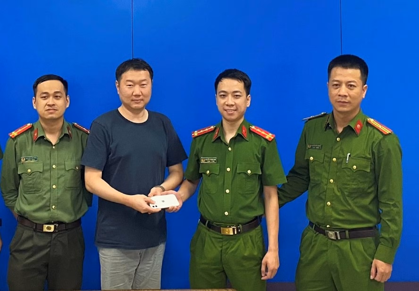 Nhanh chóng truy bắt đối tượng cướp giật, trả lại tài sản cho người nước ngoài -0