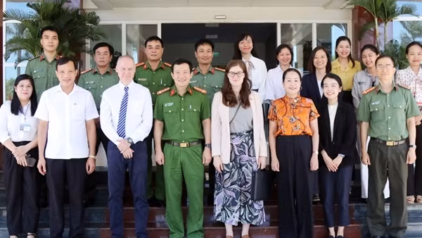 Đoàn đại biểu Bộ Nội vụ Anh làm việc với Công an tỉnh Quảng Bình