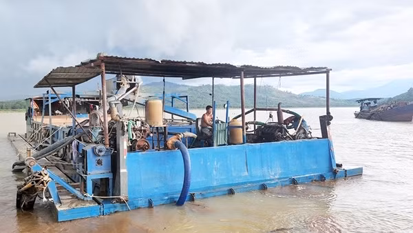 Dùng tàu công suất lớn hút trộm cát tại vùng giáp ranh