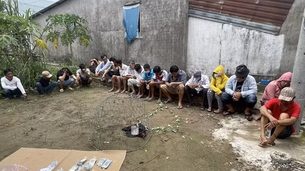 Bắt 13 đối tượng đánh bạc, tạm giữ gần 50 triệu
