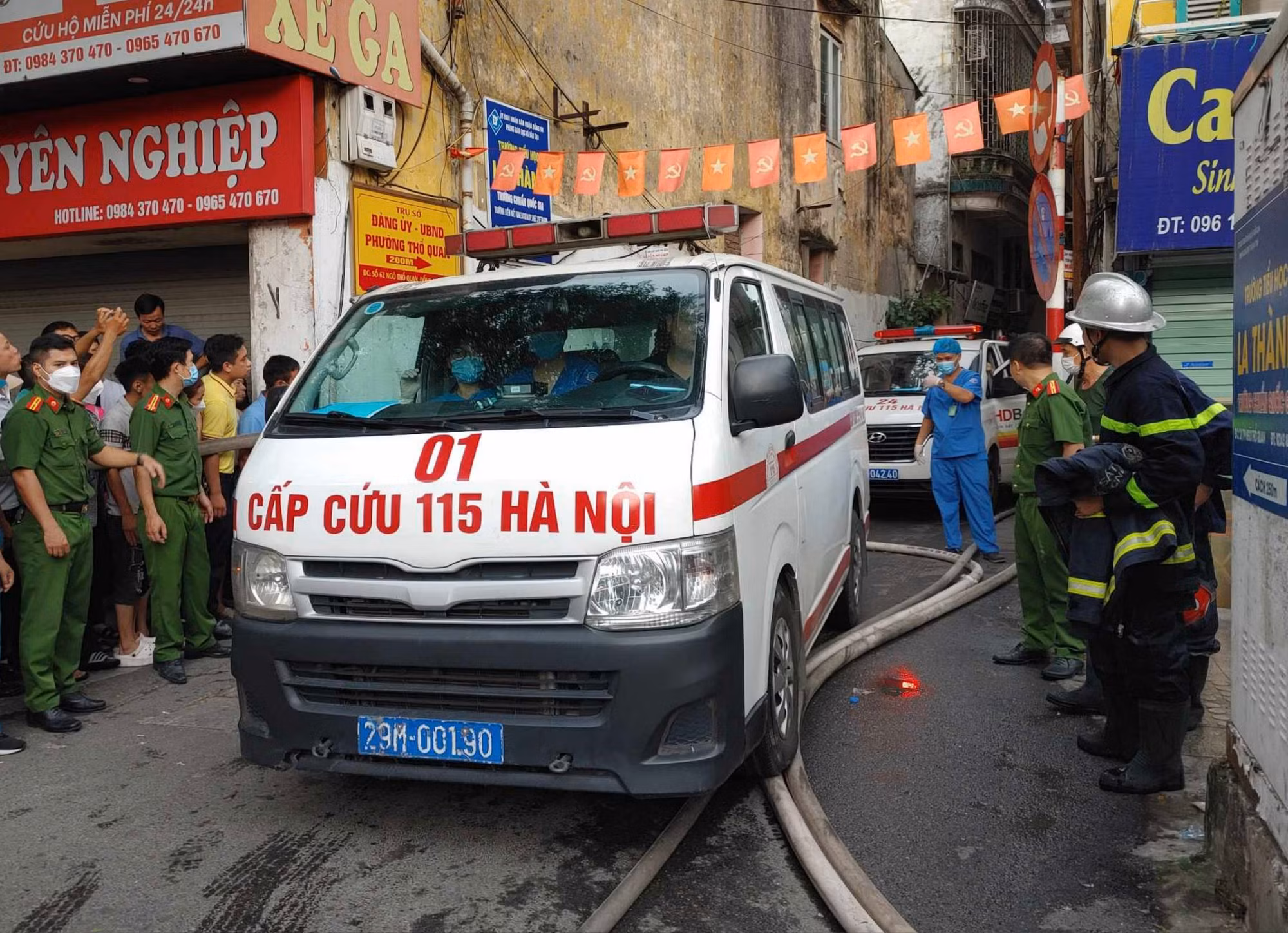 Khống chế đám cháy, giải cứu người mắc kẹt tại ngõ Thổ Quan, Khâm Thiên -0