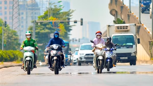 Nắng nóng gay gắt tiếp diễn ở Bắc và Trung Bộ