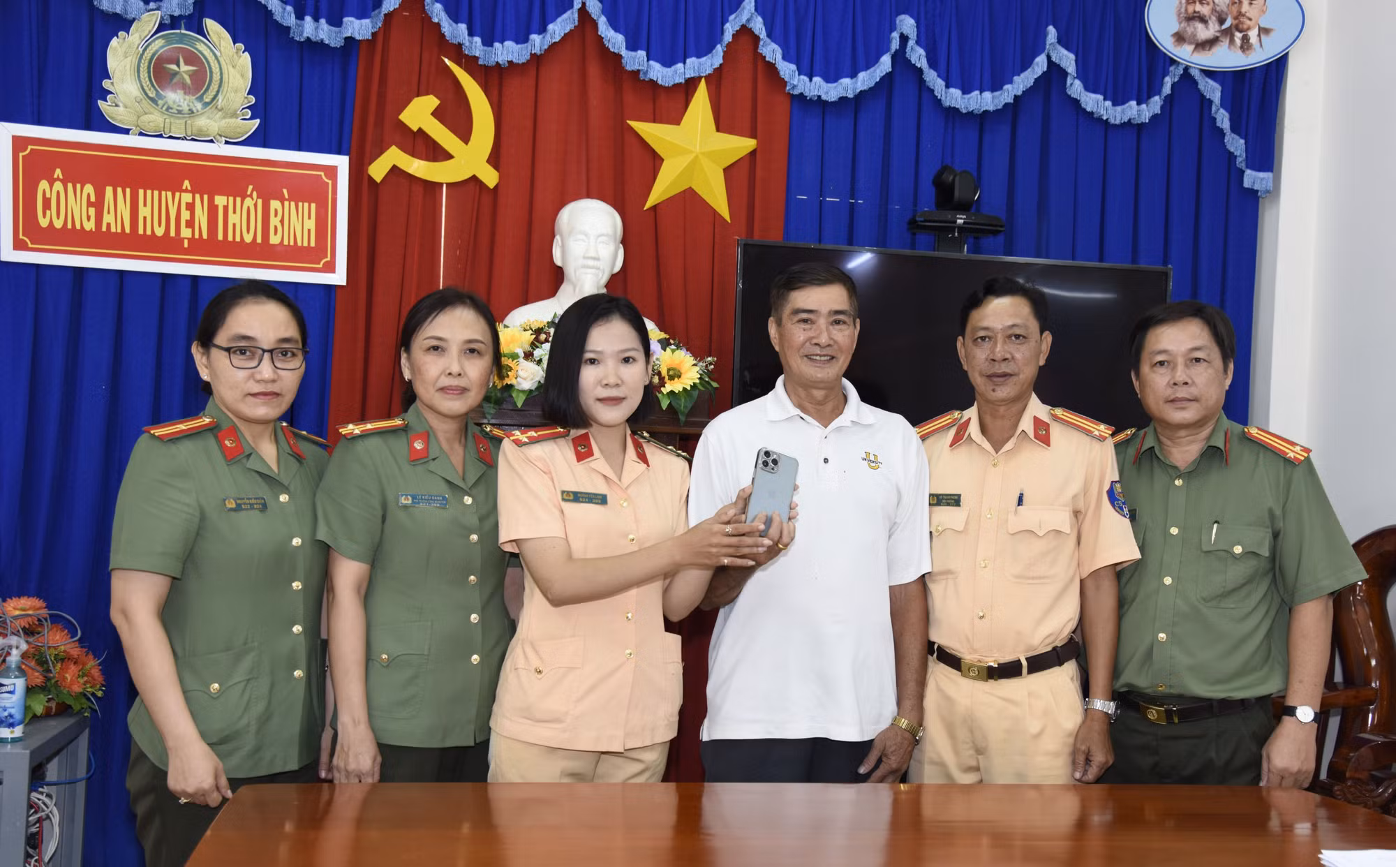 Nữ CSGT tìm trả lại điện thoại Iphone cho người đánh rơi -0