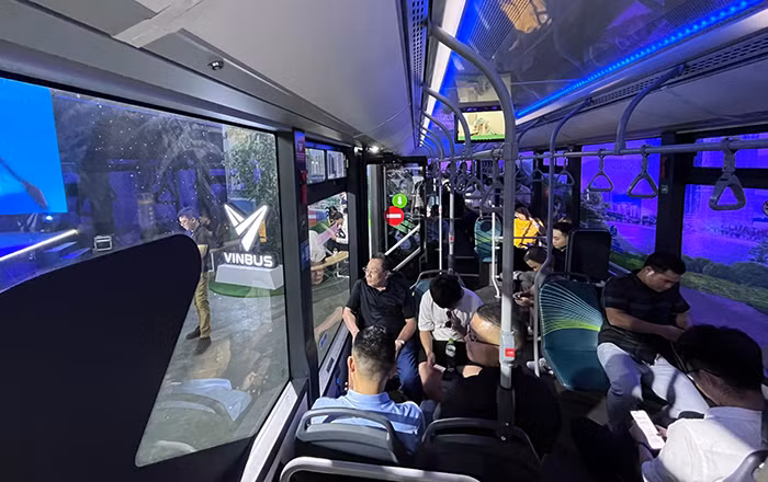 Triển lãm VinFast thu hút sự quan tâm của nhiều người dân -0