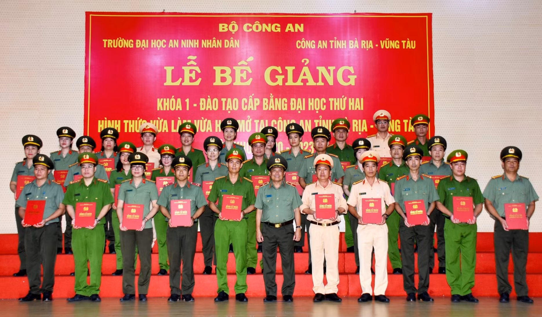 Bế giảng lớp đào tạo đại học vừa làm vừa học mở tại Công an tỉnh Bà Rịa-Vũng Tàu -1