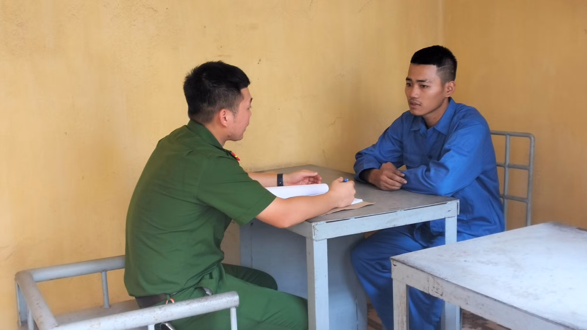 Khởi tố 2 đối tượng đánh, khống chế cướp xe mô tô -0